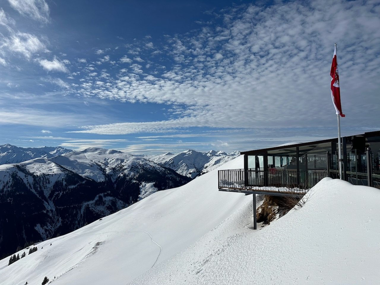 Panoramaterrasse über verschneiten Bergen